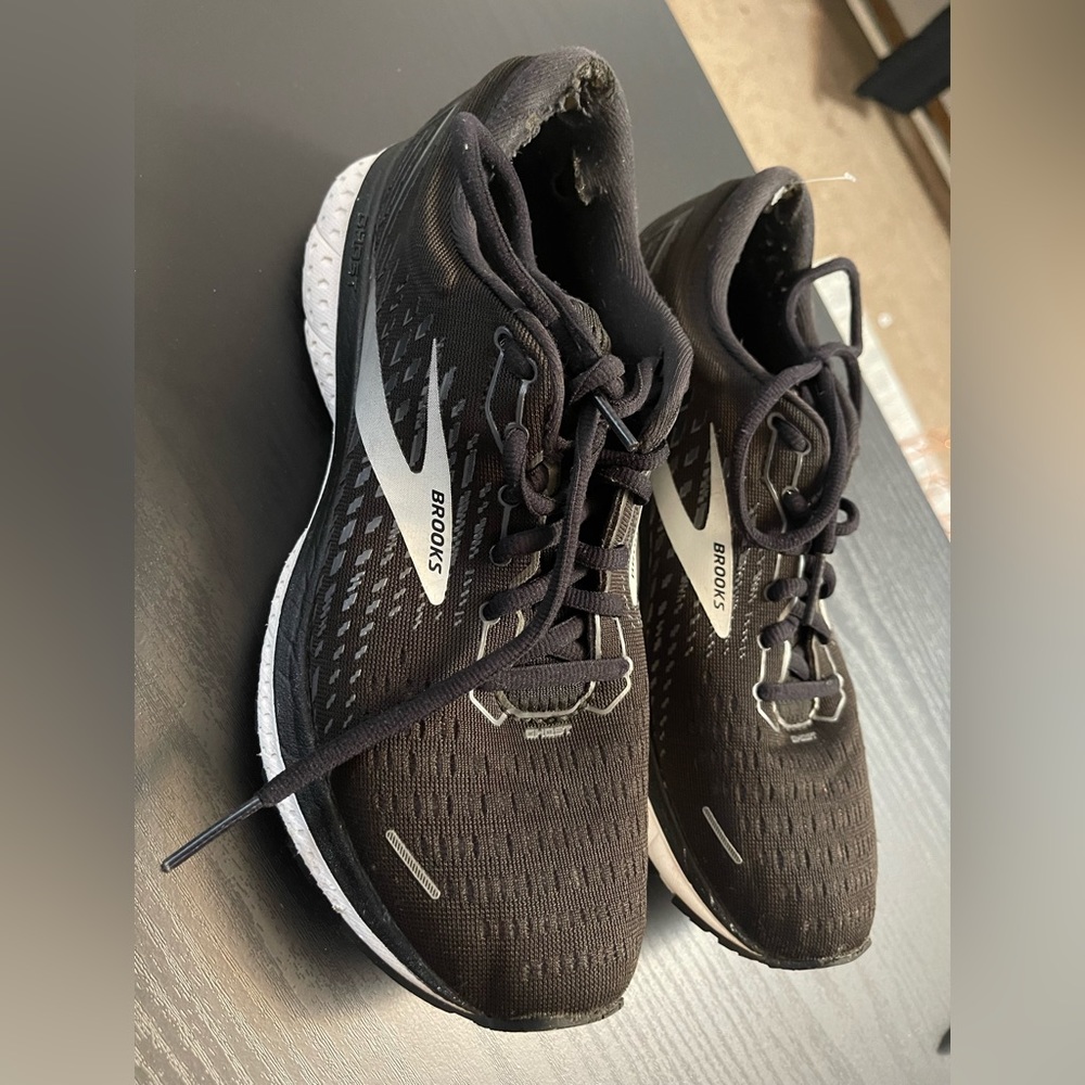 Women’s size 9 Brooks